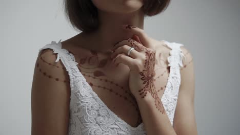 mujer con vestido de henna y encaje