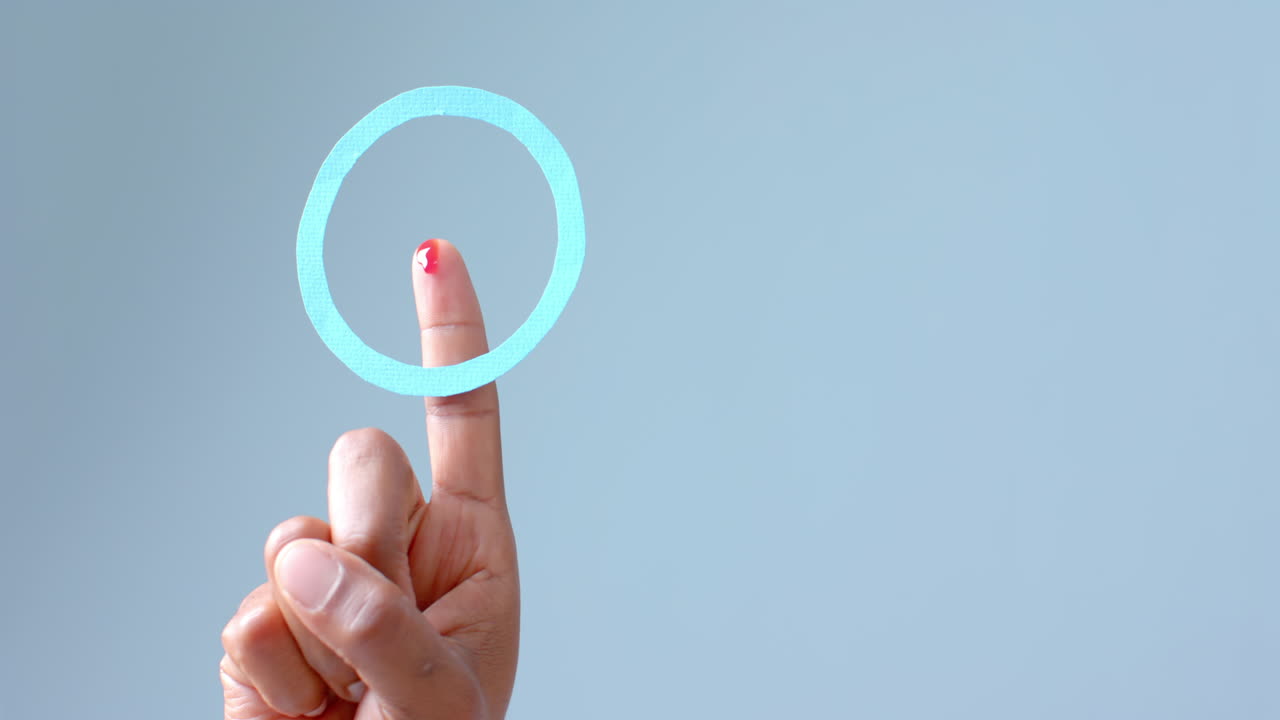 mano de hombre biracial con sangre en el dedo en círculo sobre fondo azul, espacio de copia, cámara lenta