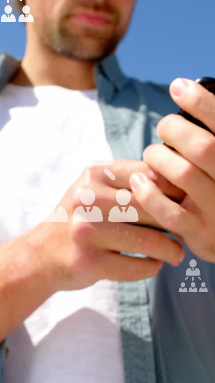 animación de iconos de usuario sobre la sección media de un hombre caucásico usando un teléfono inteligente al aire libre