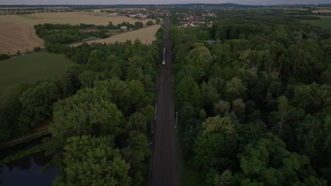 vista aérea de un tren que viaja a través de un campo verde y exuberante