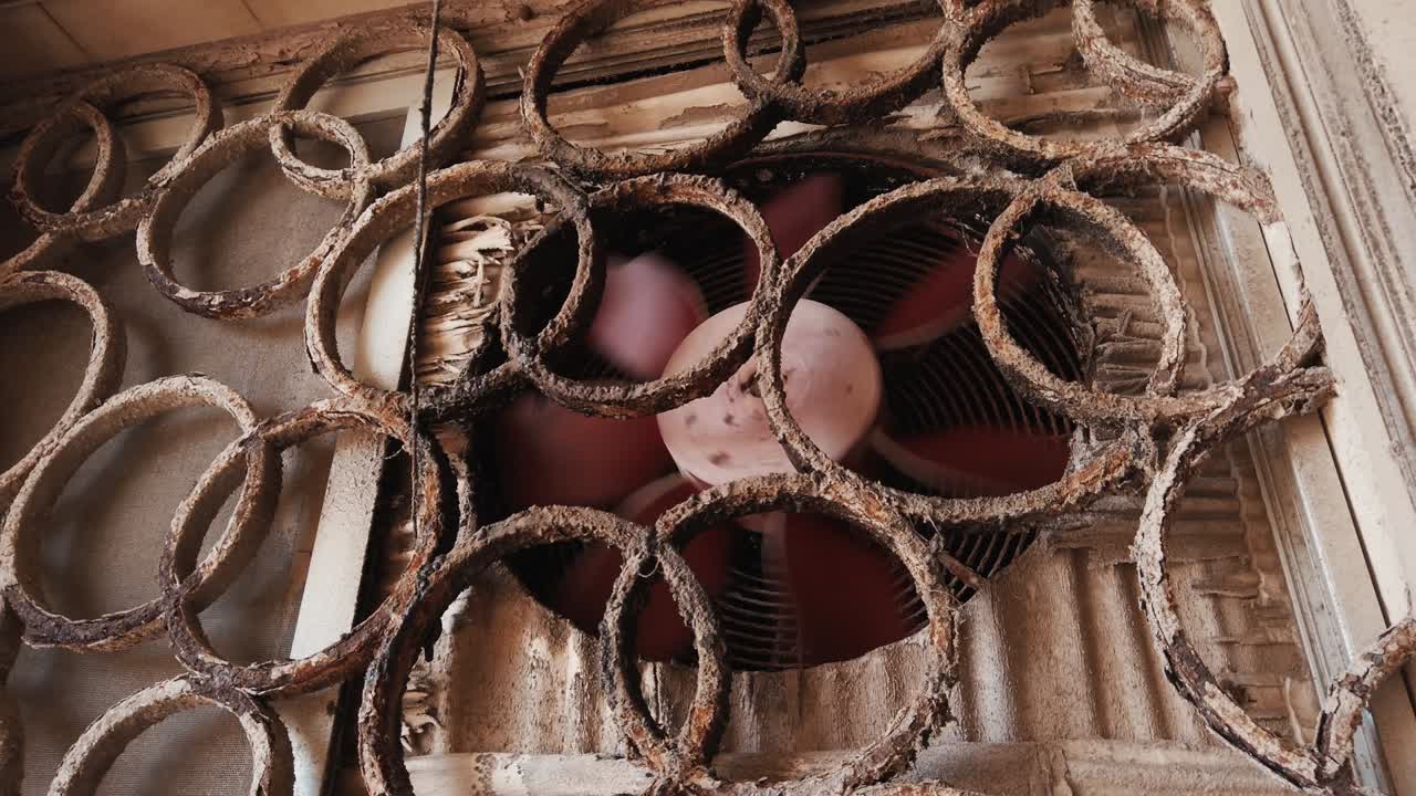 오래된 녹은 에어컨 야외 유이 느린 동작으로 회전합니다. 가까이 가십시오.