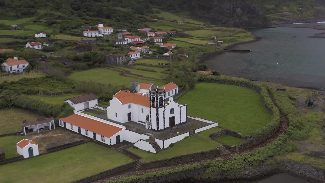무성한 녹색 풍경, fajã de santo cristo, são jorge 섬, azores, 포르투갈이 있는 해안 시골 마을의 흰색 교회