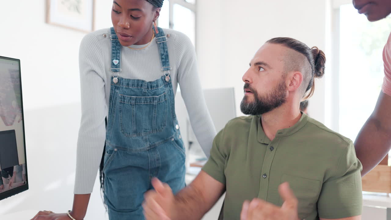 revisión, fallos y estrés con la gente de negocios