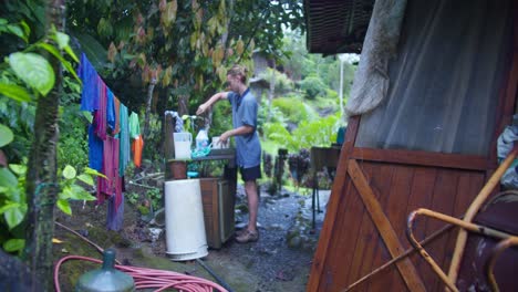 hombre lavando trapos y ropa en costa rica al aire libre en la selva tropical