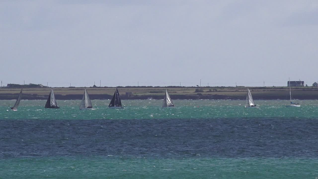 던모어 이스트 워터포드 (dunmore east waterford) 의 해안에서 폭풍이 불고 있는 가을 아침에 경주하는 요트