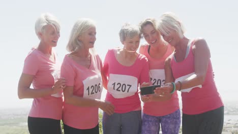 Glückliche-Leichtathletikfrauen,-Die-Ein-Foto-Machen