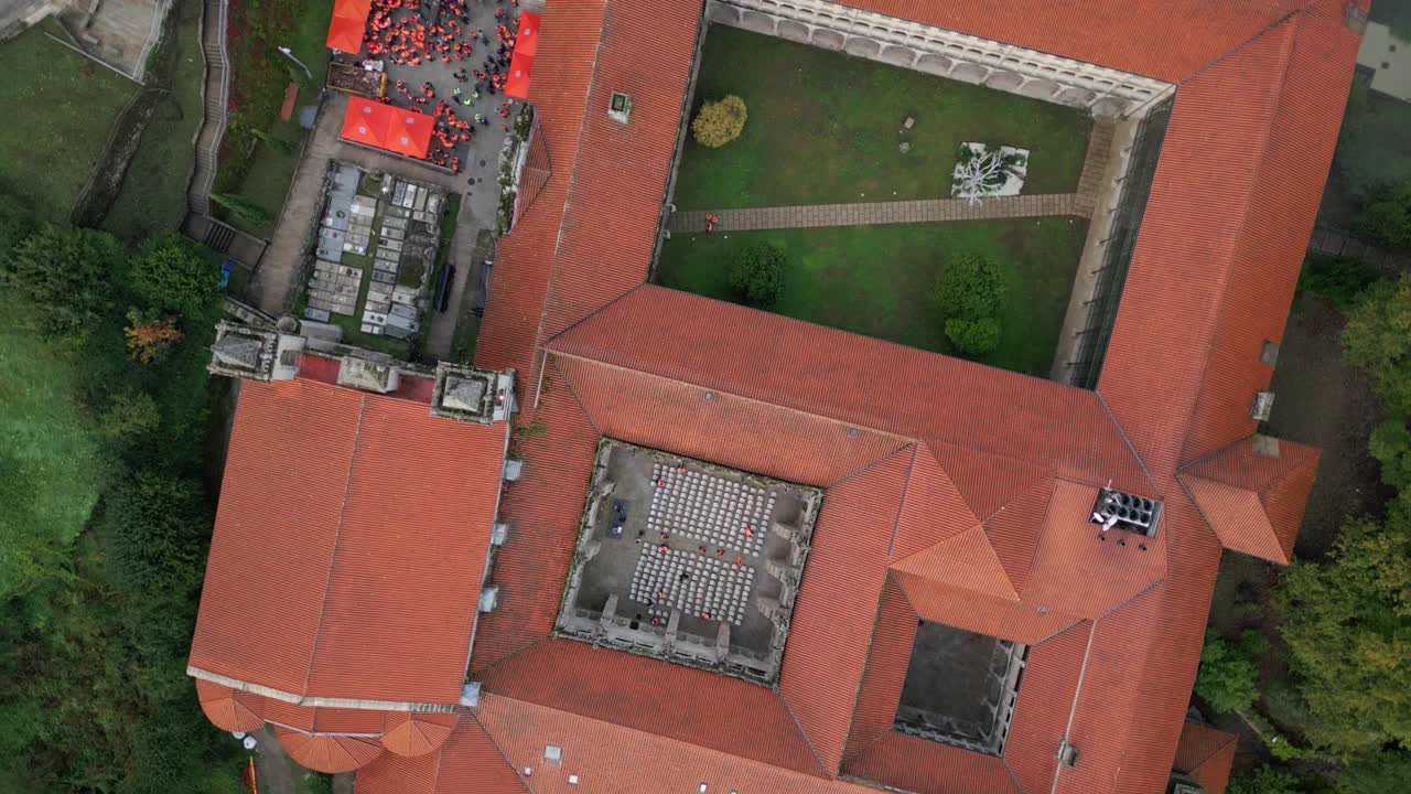 drone girando sobre el monasterio de santo estevo en un evento de servicios de emergencia