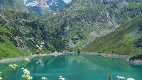 paisaje del lago barbellino un lago artificial alpino. alpes italianos. italia
