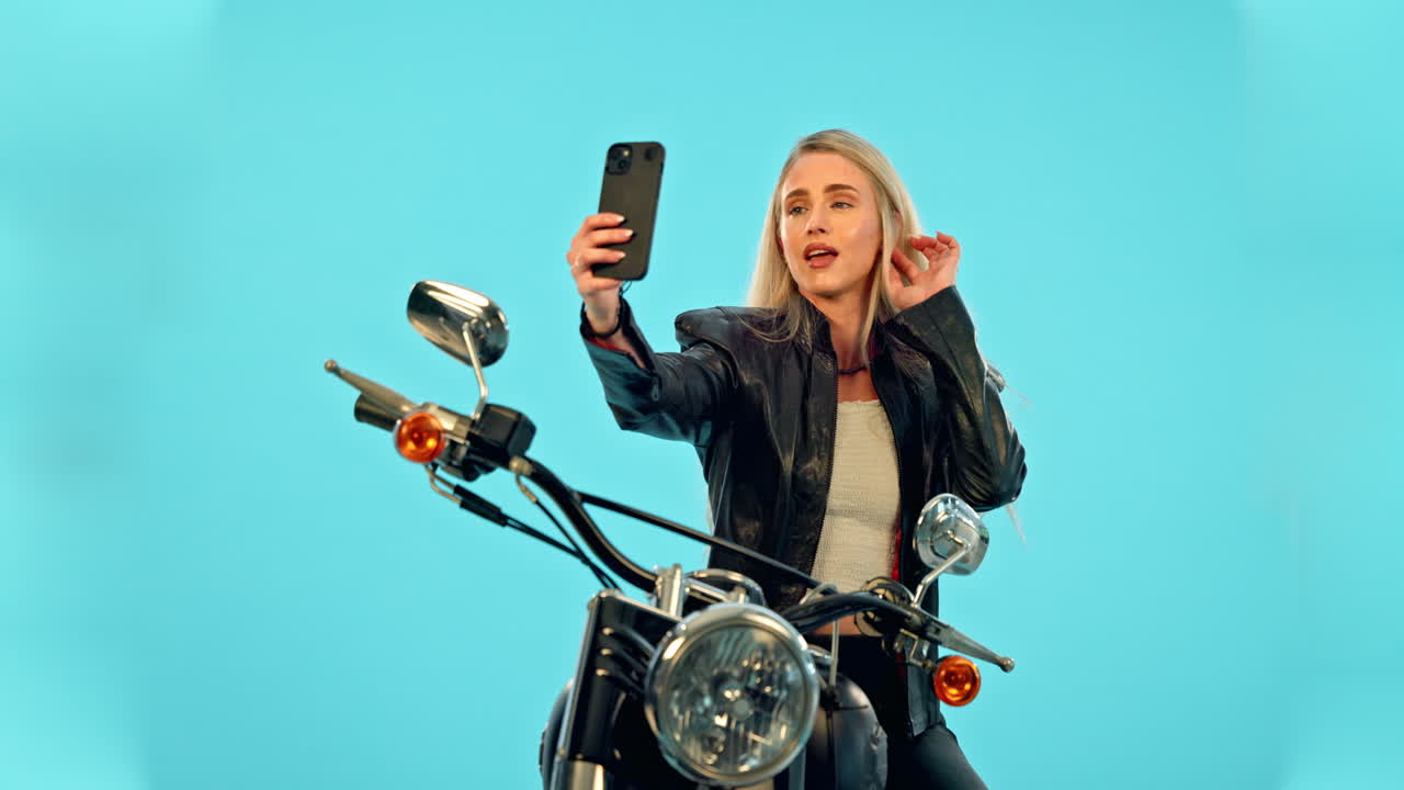 Selfie, sfondo blu e donna in moto