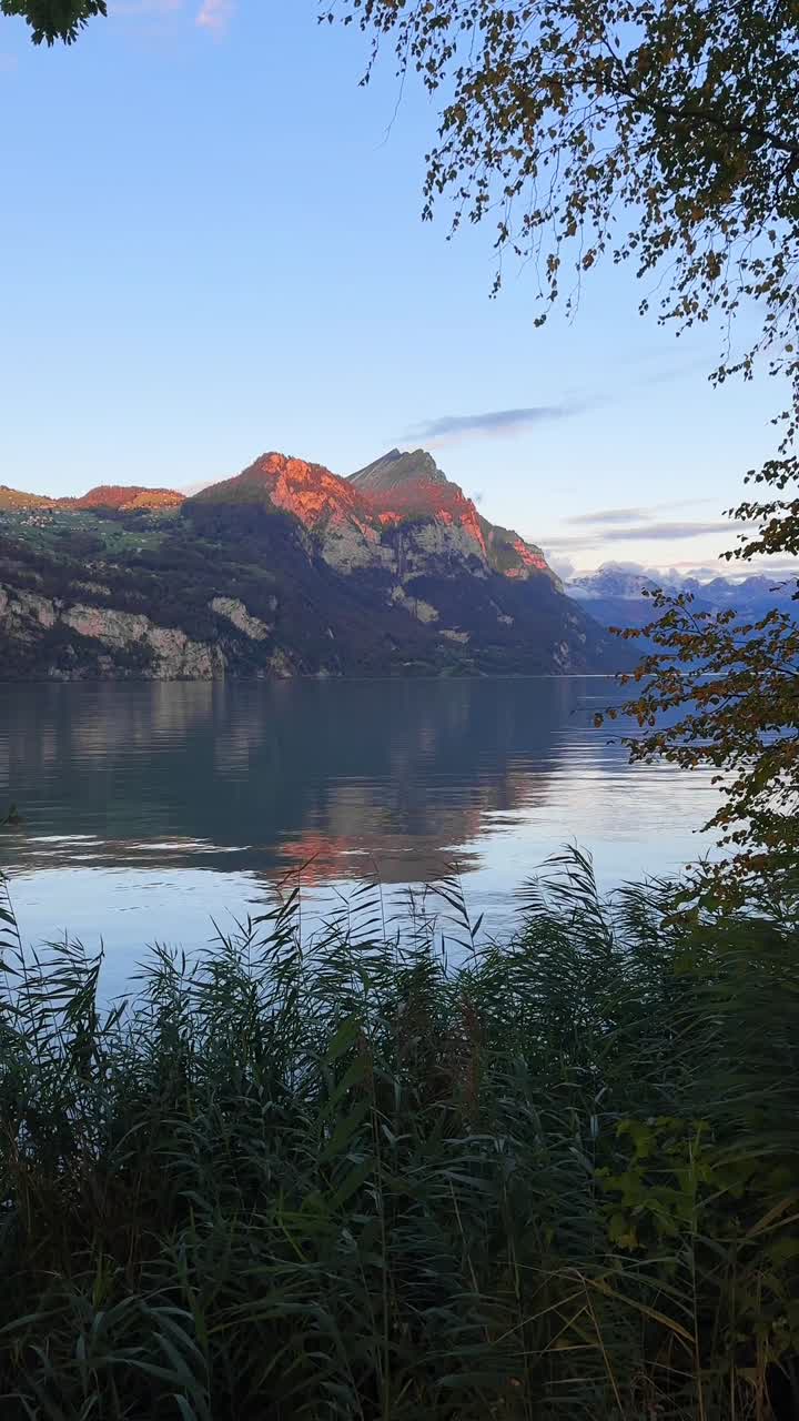 Rolig bjergalpesø Walen, Schweiz, en fredfyldt og rolig eftermiddag udendørs