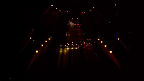 sinfonía de paseo nocturno: ajetreo de tiempo en las concurridas calles de la ciudad