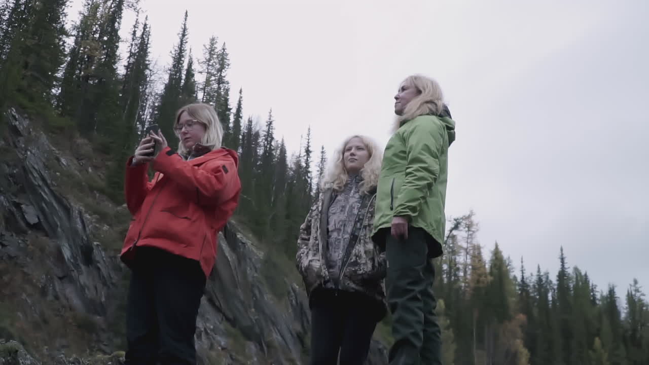 три женщины наслаждаются живописной прогулкой в лесу