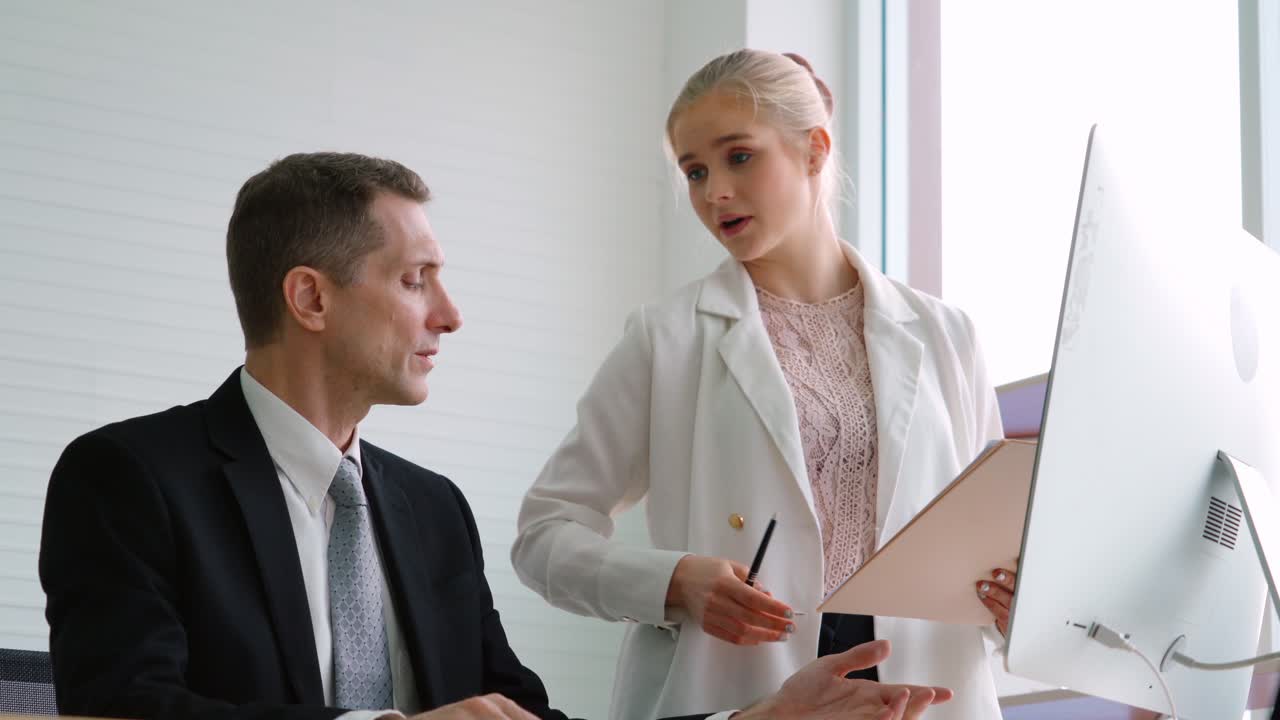 два бизнесмена обсуждают стратегию проекта в офисе.