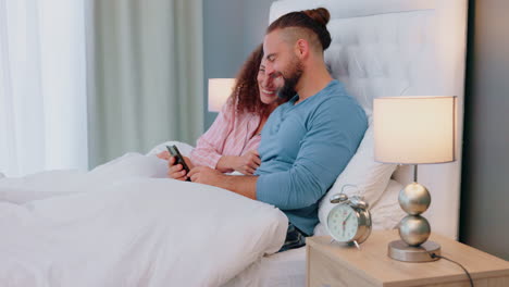 Liebe,-Telefon-Und-Paar-Im-Bett-Reden