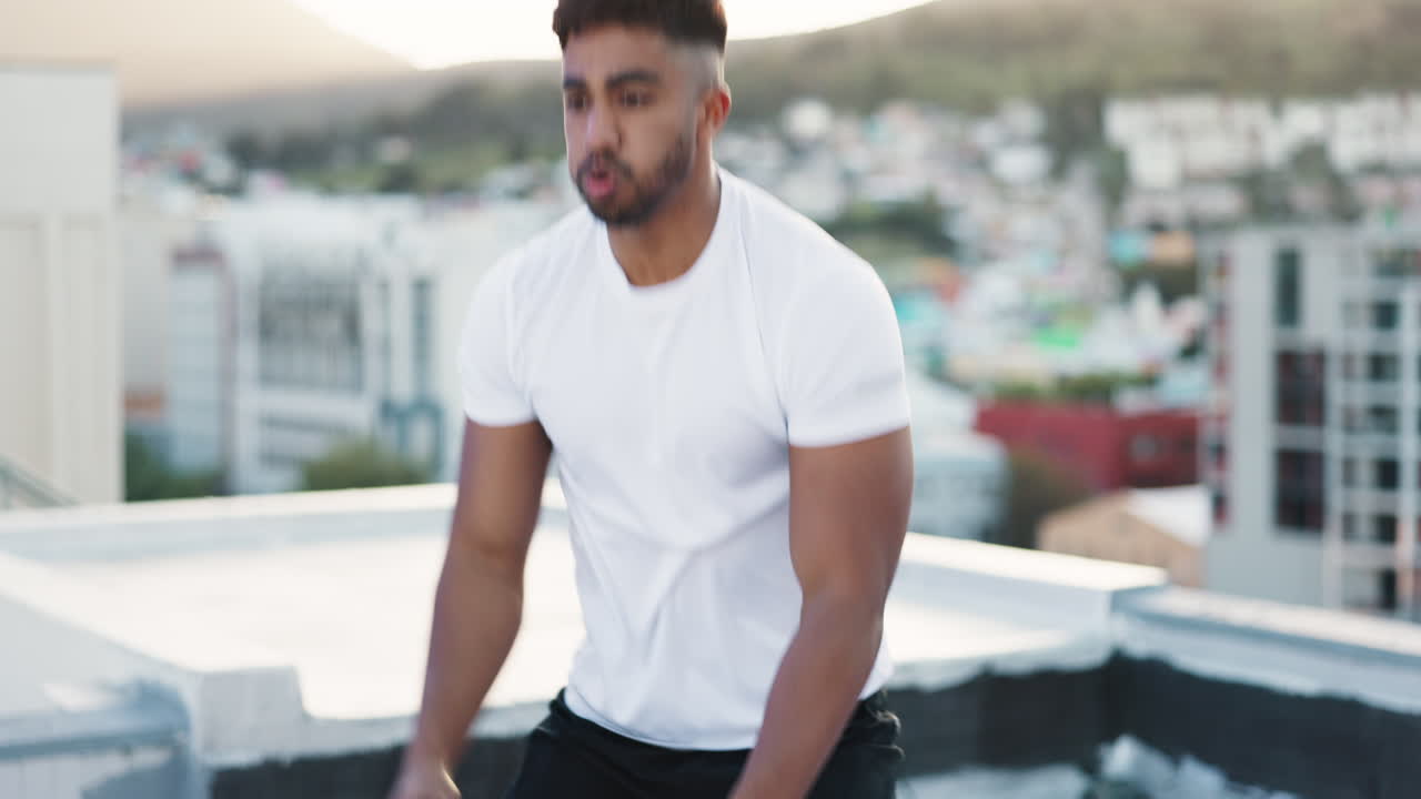 hombre trabajando en un techo con bandas de resistencia