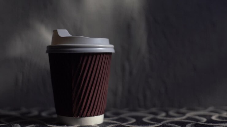 Kaffeglas to-go på en træbrun baggrund