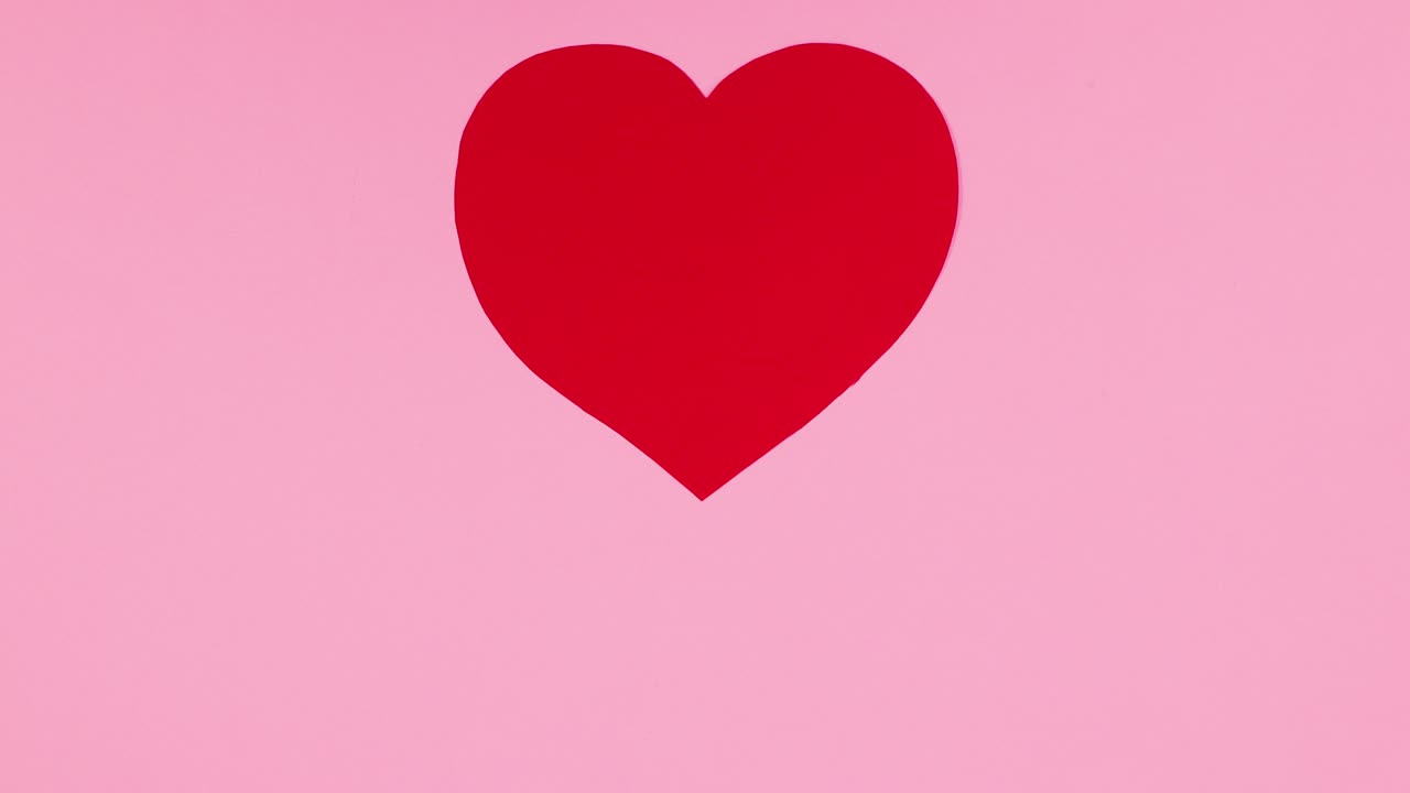 Cuore di San Valentino che si muove su tema rosa pastello. Stop motion.