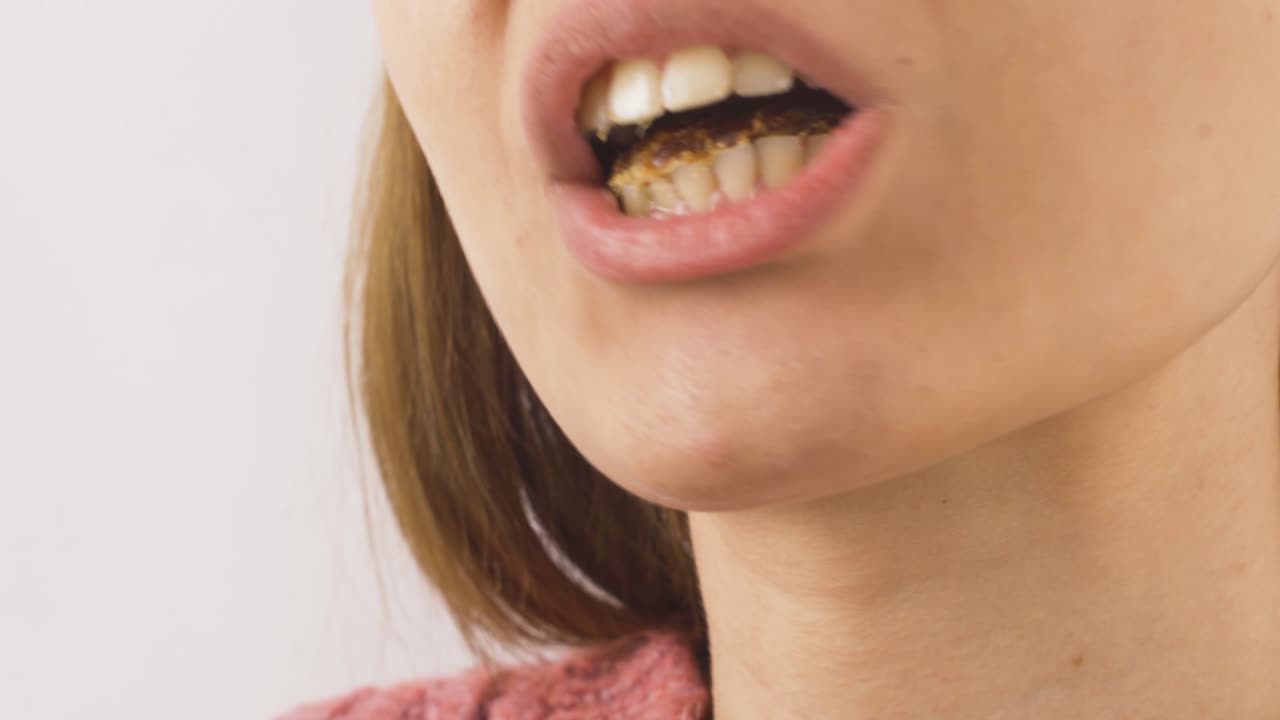 클로즈업 여성은 신선한 건조 된 날짜를 먹습니다.