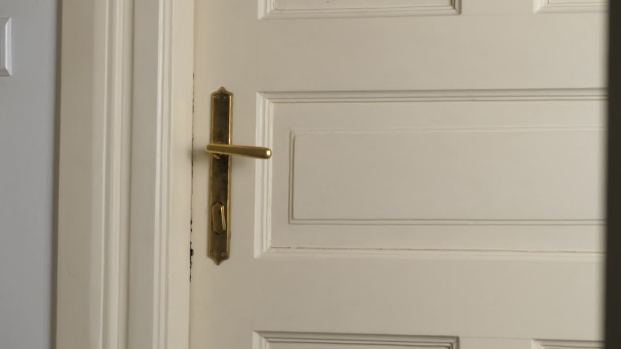 mujer corre en trabajado sosteniendo su trasero, cerrar la puerta