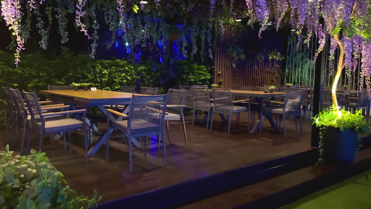 만적인 야외 야간 식당