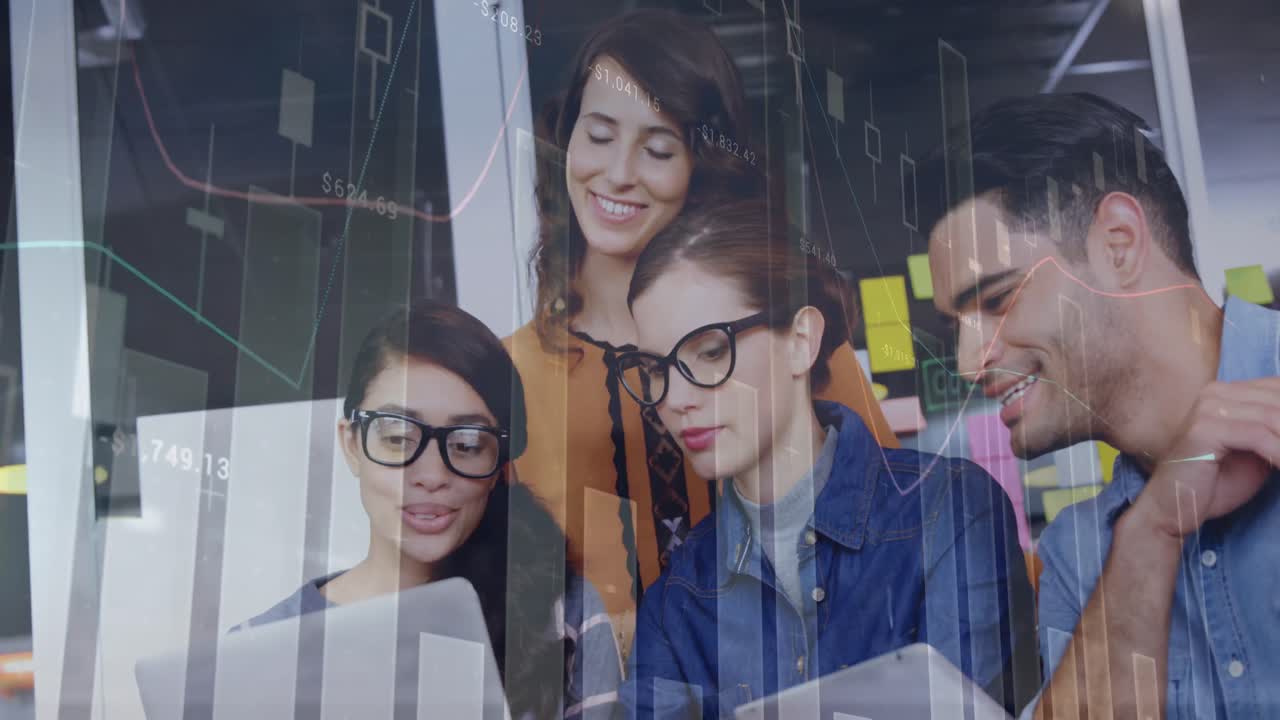 animación del procesamiento de datos financieros sobre personas de negocios en la oficina