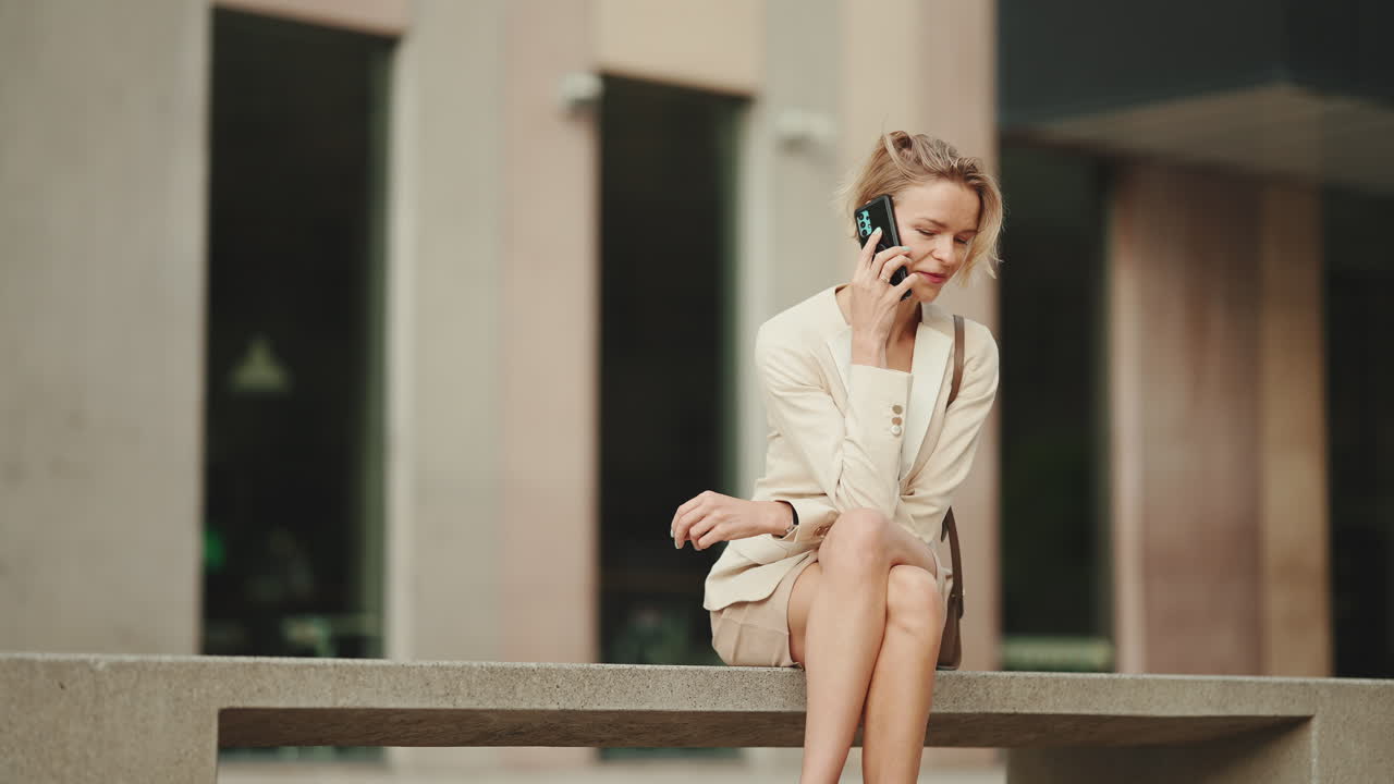 전화 통화하는 사업가