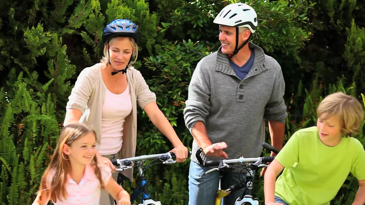 가족 들 이 타고 가는 것