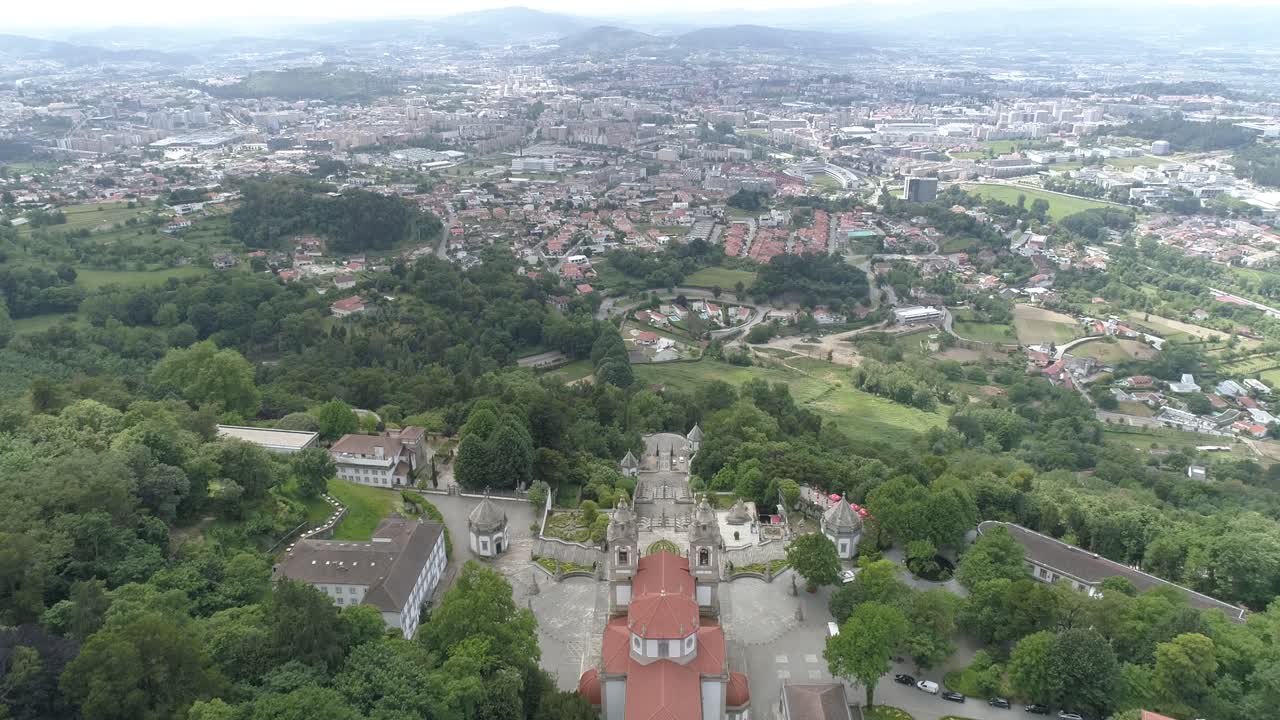 el santuario portugués bom jesus do monte braga fue fotografiado desde el aire.