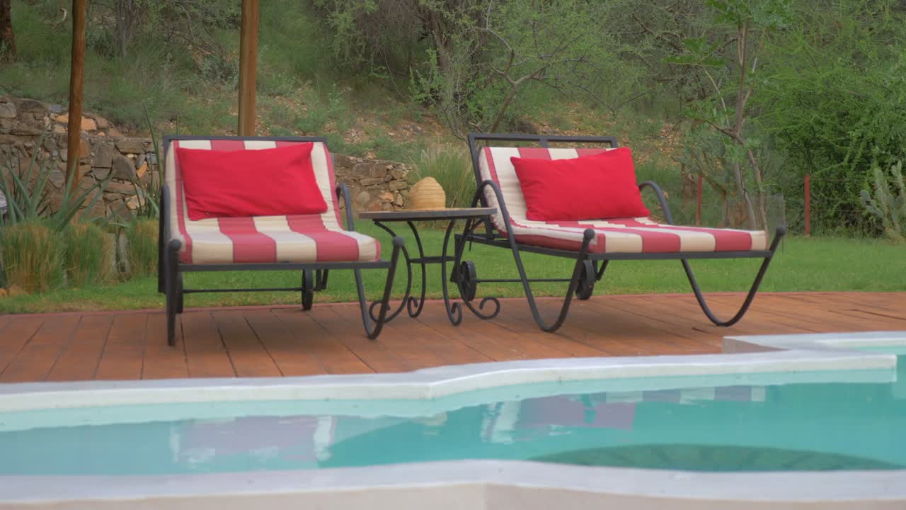 빨간색 쿠션이 있는 풀사이드 일광욕 의자