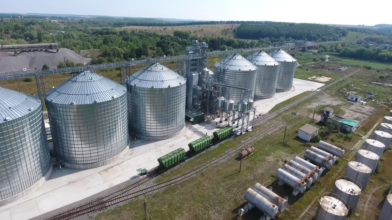 Metallgetreidesilo. BAR, UKRAINE – AUGUST 2017: Luftaufnahme eines Metallgetreidesilos in einer landwirtschaftlichen Zone.