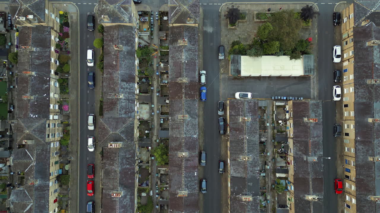 솔테어 (saltaire) 의 계단집 위에서 위에서 내려온 무인기 총격