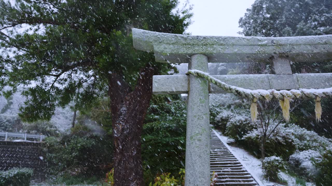 日本の海士町、ミクラ神社の鳥居の雪嵐
