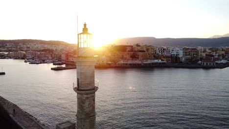 Leuchtturm-Im-Hafen-Mit-Sonnenuntergang