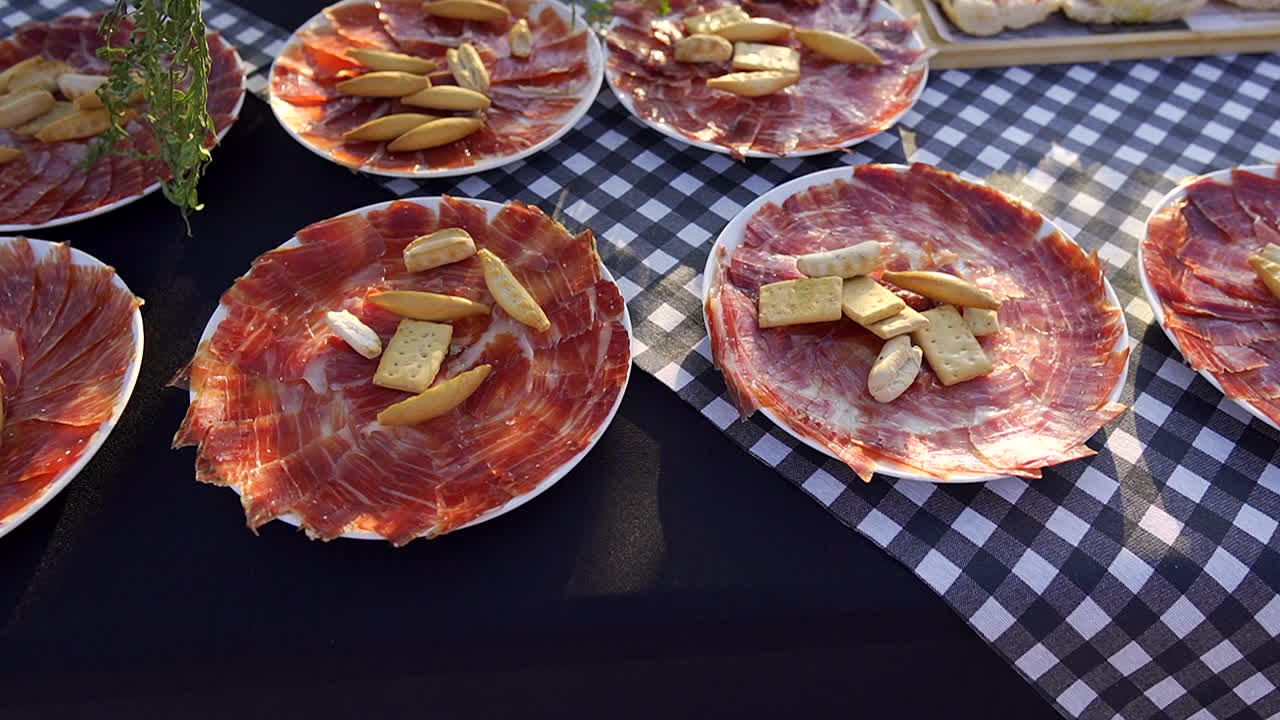 슬로우 모션의 일부 케이터링 제품