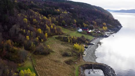 Pequeño-Muelle-Cerca-De-Las-Cabañas-Noruegas-Rodeadas-De-árboles-Durante-El-Otoño