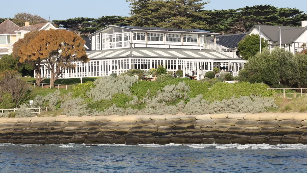 풍경이 아름다운 주변과 함께 만을 내려다보는 호텔