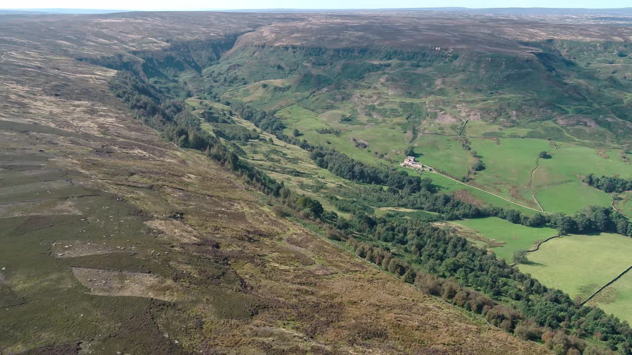 páramos del norte de york, robin hoods bay, glaisdale dale en verano, clip de dron 5 movimiento: empuje hacia dale valle video, 4k, 25fps, h264 dji inspire 2