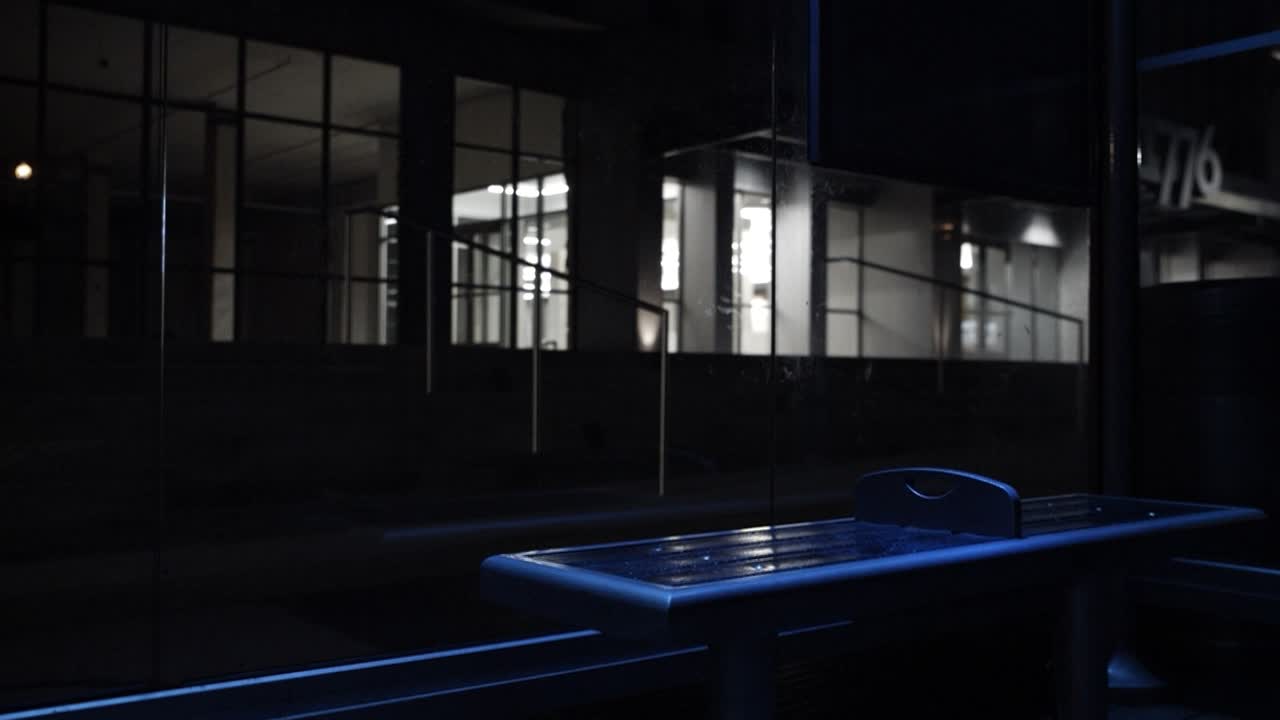 밤에 시내 버스 정류장 벤치