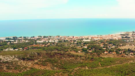 Schöne-Sommerlandschaft-An-Der-Küste-Eines-Badeortes-An-Einem-Sonnigen-Tag