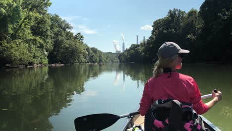 Frau,-Die-Ein-Kanu-Auf-Dem-Fluss-Paddelt