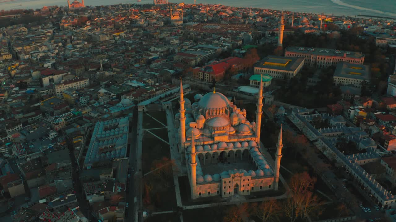 puesta de sol sobre la mezquita azul - sultanahmet camii en estambul, turquía. vista aérea en 4k.
