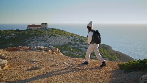 Chica-De-Senderismo-Hablando-Por-Teléfono-En-La-Calma-Del-Atardecer-Del-Océano-Vertical.-Paseo-Turístico-Montaña