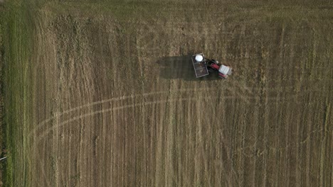 Traktor-Eine-Heusilage-Aufnimmt-Und-Zu-Den-Anderen-Silagen-Transportiert