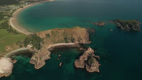 Filmischer-Drohnenflug-über-Opito-Bay,-Nz