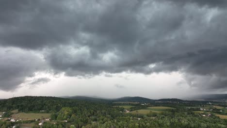 una vista aérea descendente de una gran tormenta moviéndose sobre el campo