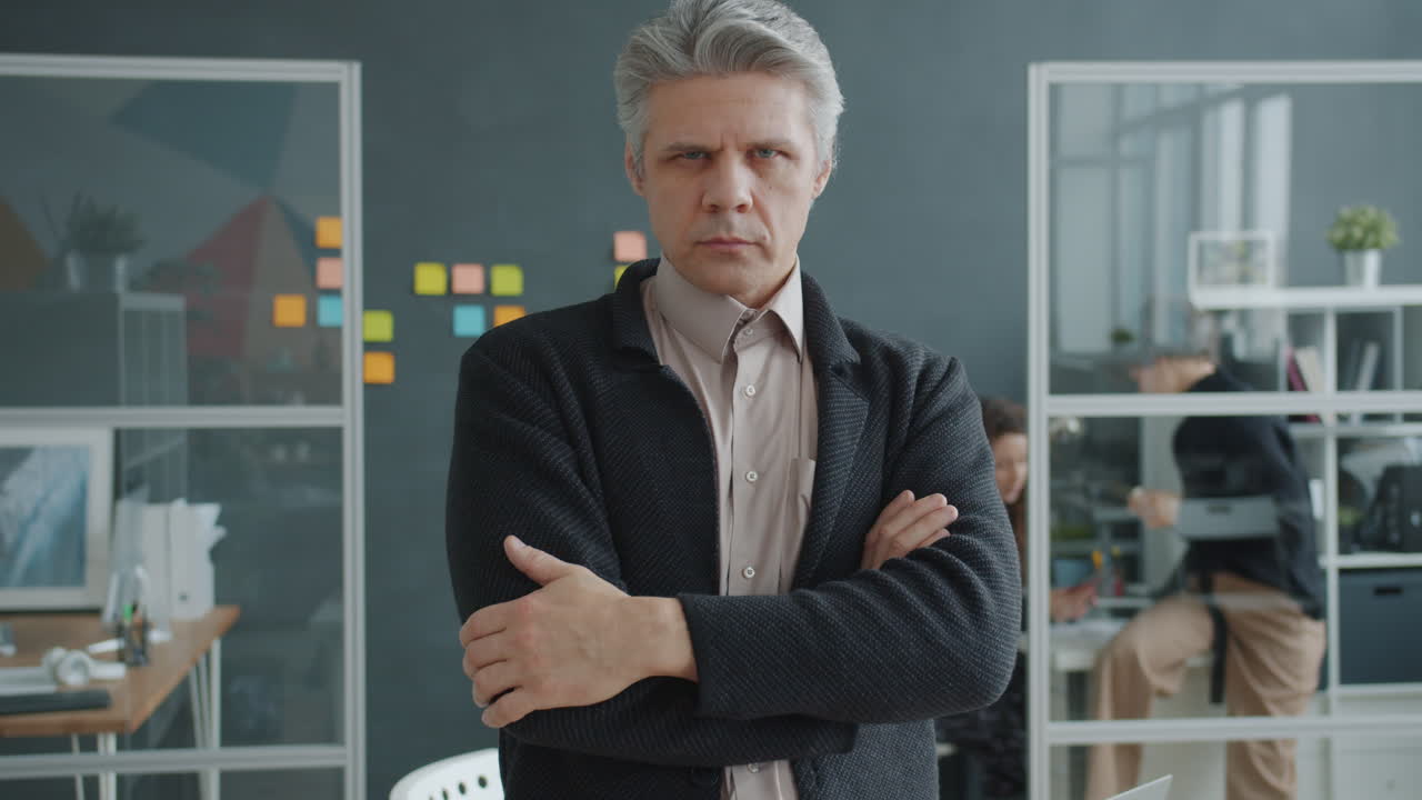 расстроенный бизнесмен в офисе.