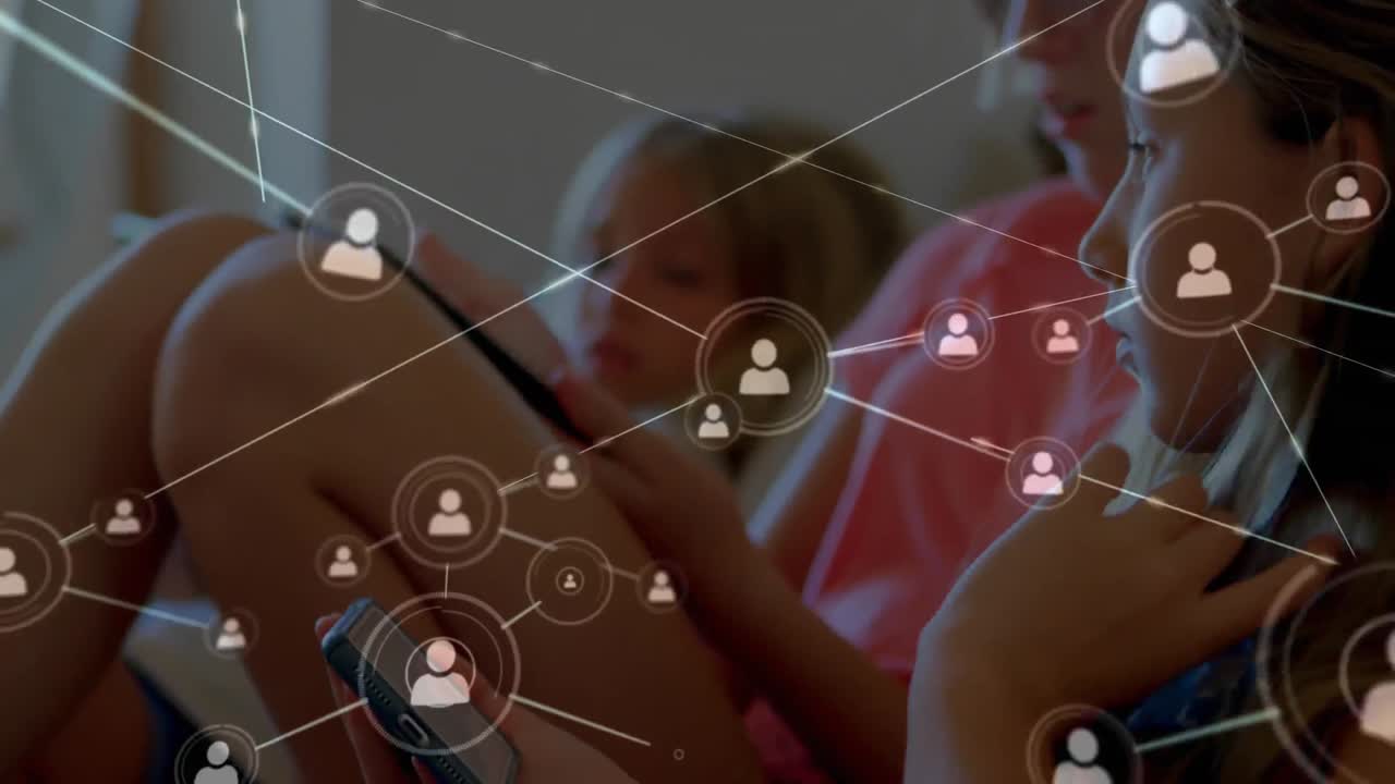 de iconos de conexión web contra chicas que usan tabletas digitales y teléfonos inteligentes