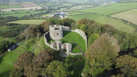 Vista-Aérea-Del-Castillo-De-Dundrum-En-Un-Día-Soleado,-Condado-De-Down,-Irlanda-Del-Norte