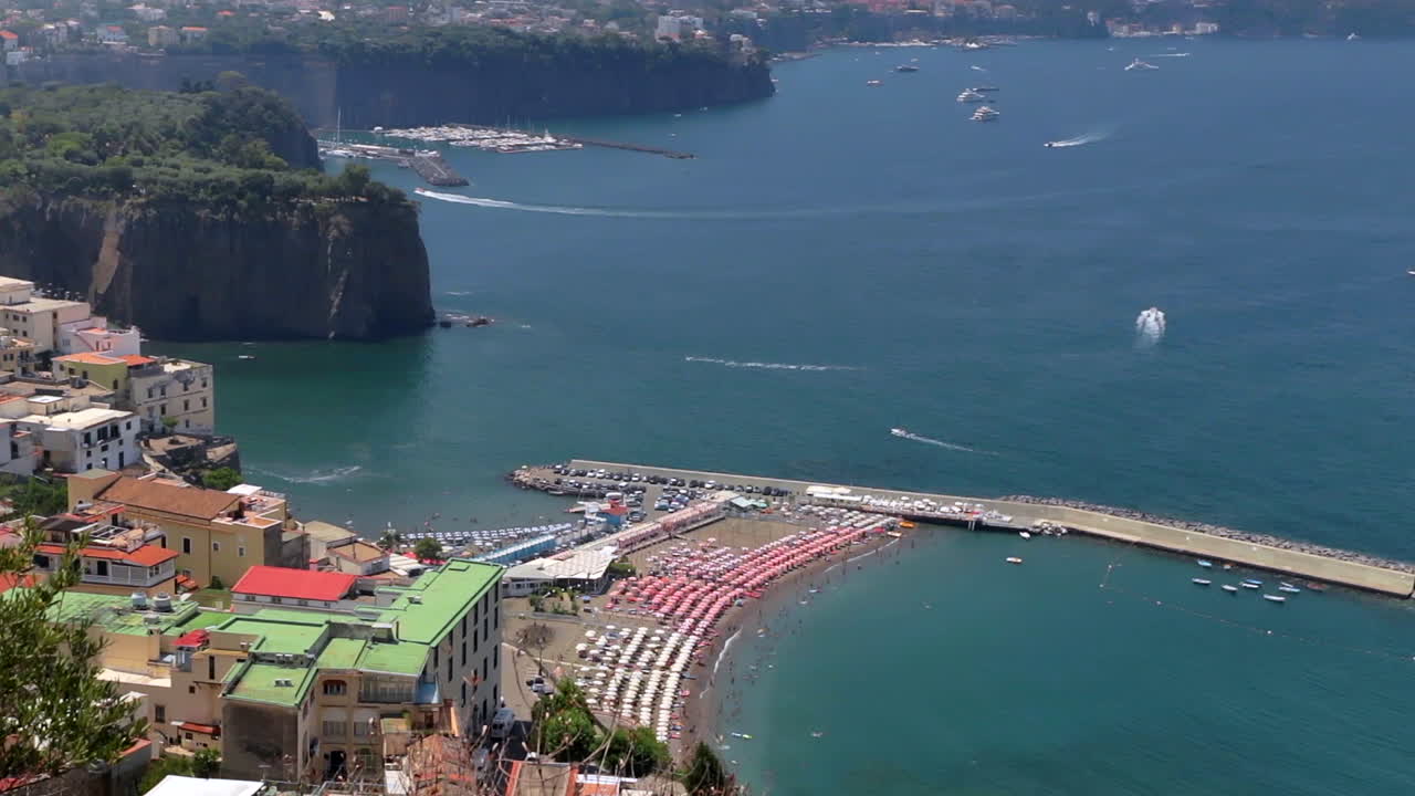 아말피 해안의 파라솔로 덮인 해변을 내려다보는 전망