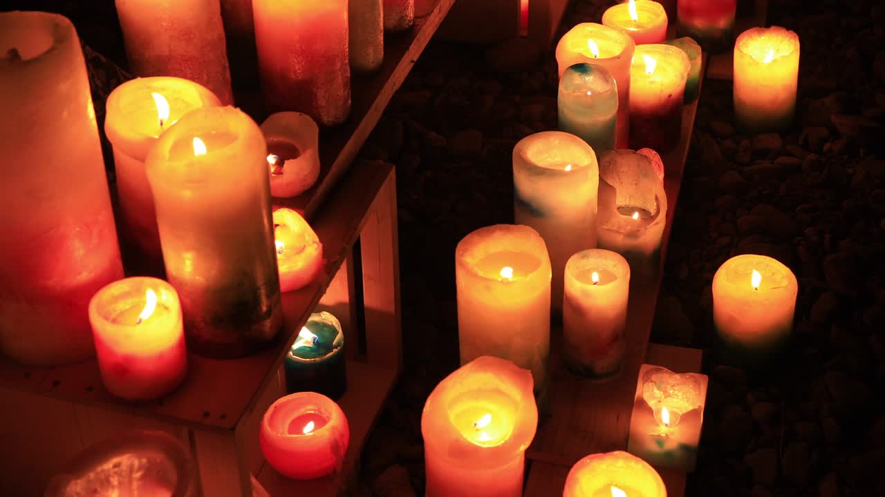 밤에 만적 인 불을 태우는 중간